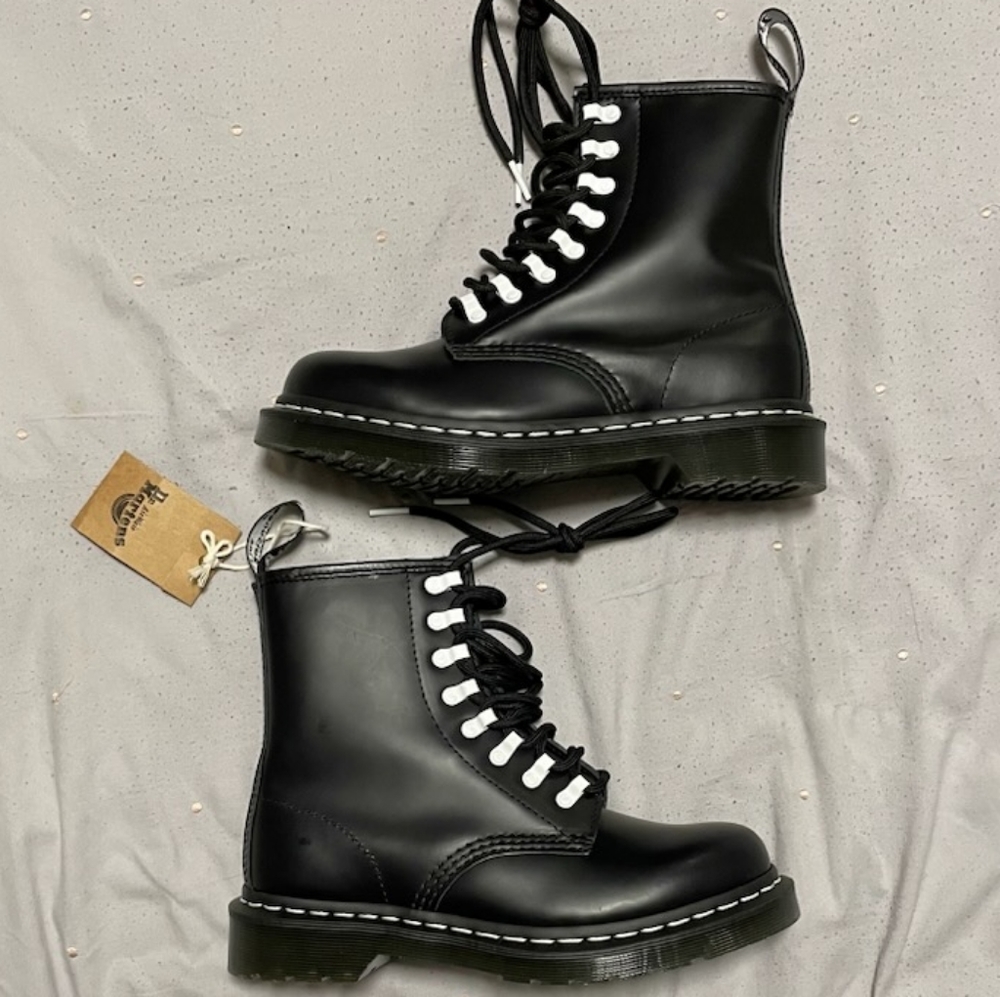Dr. Martens 27300 boot with white eyelets women size 6 men's 5